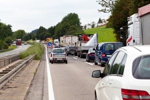 Ein verfrühter Beginn vom Reißverschlussverfahren kann zum Unfall führen.