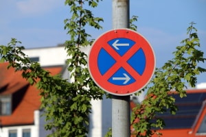 Schild: Ein absulites Halteverbot wird durch Zeichen 283 angezeigt.