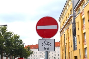 Das Schild "Verbot der Einfahrt" gilt grundsätzlich für alle Fahrer. Zusatzzeichen können das Befahren erlauben.
