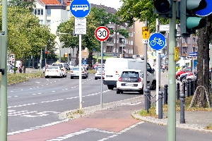 Laut § 2 Absatz 4 StVO besteht eine Nutzungspflicht bei Radwegen nur, wenn diese per Verkehrszeichen ausgewiesen sind.