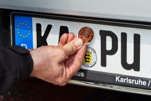 Kfz-Werkstatt: Ohne gültige HU-Plakette dürfen Sie Ihr Fahrzeug nicht in Betrieb nehmen.