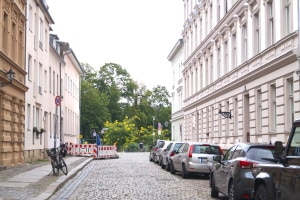 Angezeigt wird ein Zonenhalteverbot durch Zeichen 290. Gemäß StVO gilt dieses dann für die gesamte Straße.