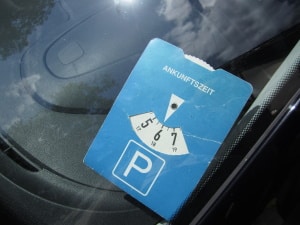 Im Zonenhalteverbot kann das Parken durch Zusatzzeichen erlaubt sein.