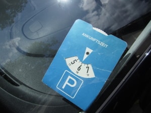 In der StVO unter § 13 ist auch bestimmt, wann eine Parkscheibe zu nutzen ist.