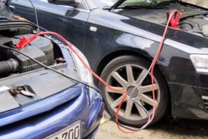 Auto überbrücken: Welches Kabel muss zuerst an- und abgeklemmt werden?