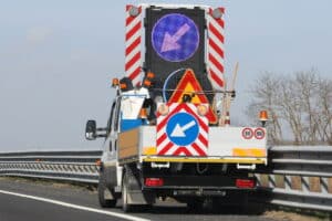 Ein gelbes Blinklicht an Fahrzeug warnt vor Arbeits- oder Unfallstellen.