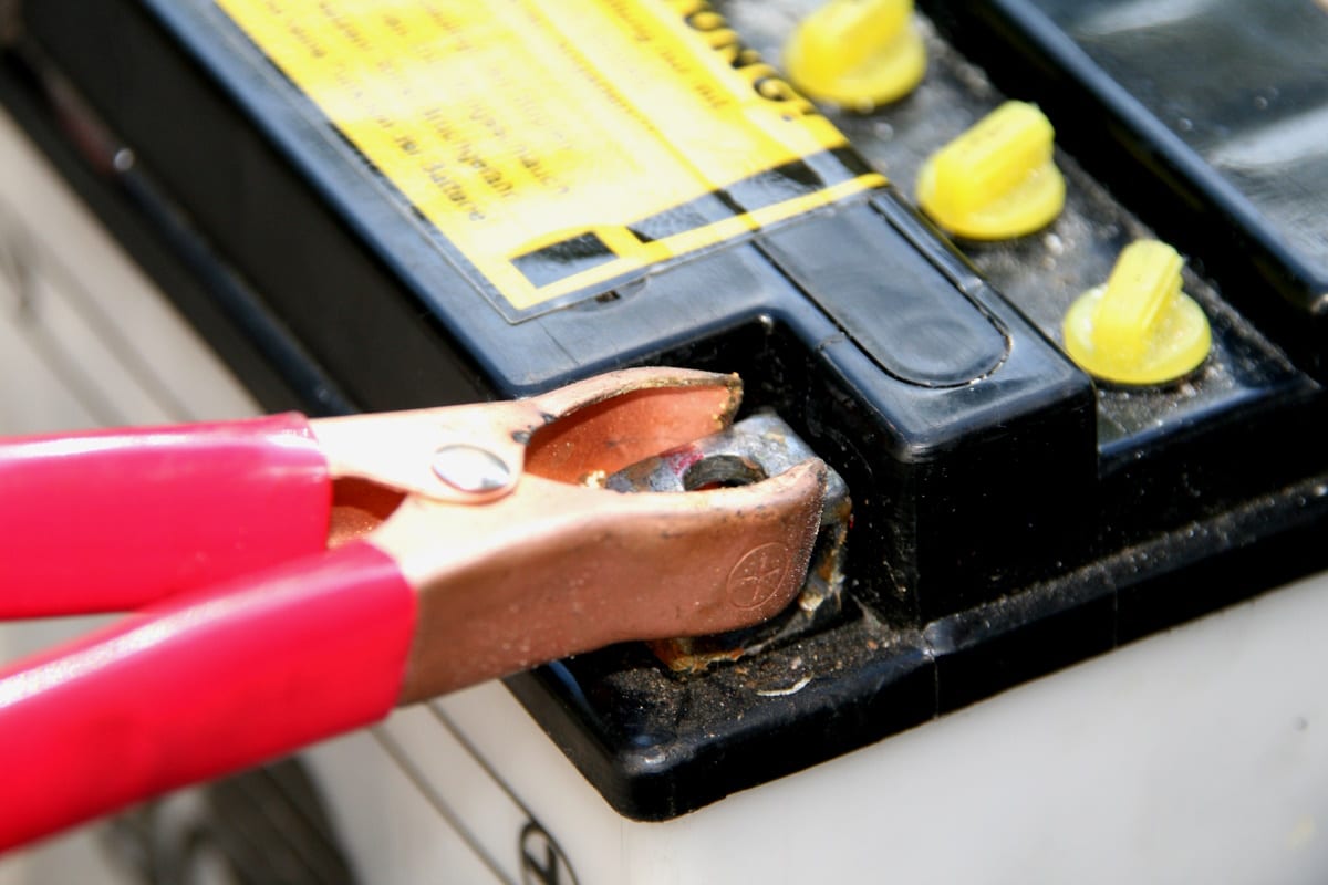 Wie Sie Ladegeräte bei der Autobatterie richtig anschließen und