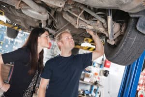 Trauen Sie sich bei Ihrem Auto Smart Repair nicht zu, kann die Reparatur auch in der Werkstatt erfolgen.