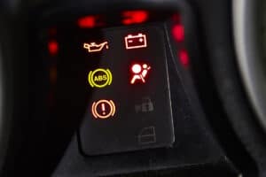 Die Airbag-Kontrollleuchte leuchtet rot oder gelb? Dann besteht ein Problem mit dem zusätzlichen Rückhaltesystem.