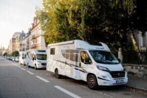 Grundsätzlich kann ein Wohnmobil auch auf einem Pkw-Parkplatz abgestellt werden.