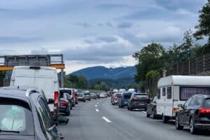 In der StVO ist unter Paragraph 11 definiert, wann eine Rettungsgasse zu bilden ist.