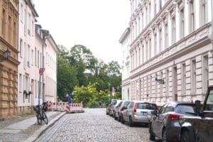 Grundsätzlich darf man in Einbahnstraßen überholen. Es gelten allerdings die Regeln aus § 5 StVO.