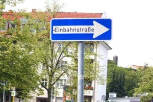 Darf man in Einbahnstraßen überholen? Ja, aber achten Sie immer auf genügend Abstand!