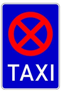 VZ 229 untersagt am Taxistand das Parken und Halten.