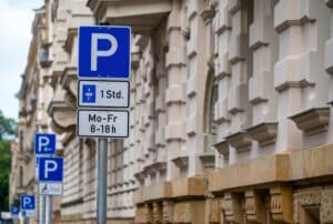 Anordnung für Verkehrszeichen: Gemäß StVO ist dafür die Straßenverkehrsbehörde zuständig.