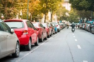 Das Parken in einer Einbahnstraße ist auch links oft erlaubt.