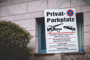 Muss ich beim Parken auf einem Frauenparkplatz als Mann ein Bußgeld befürchten? Nein, nur auf Privatparkplätzen.