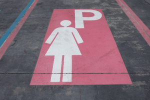 Darf ich auf einem Frauenparkplatz parken? Selbst wenn Frauenparkplätze ein Schild oder eine Markierung vorweisen, in der Regel, ja.