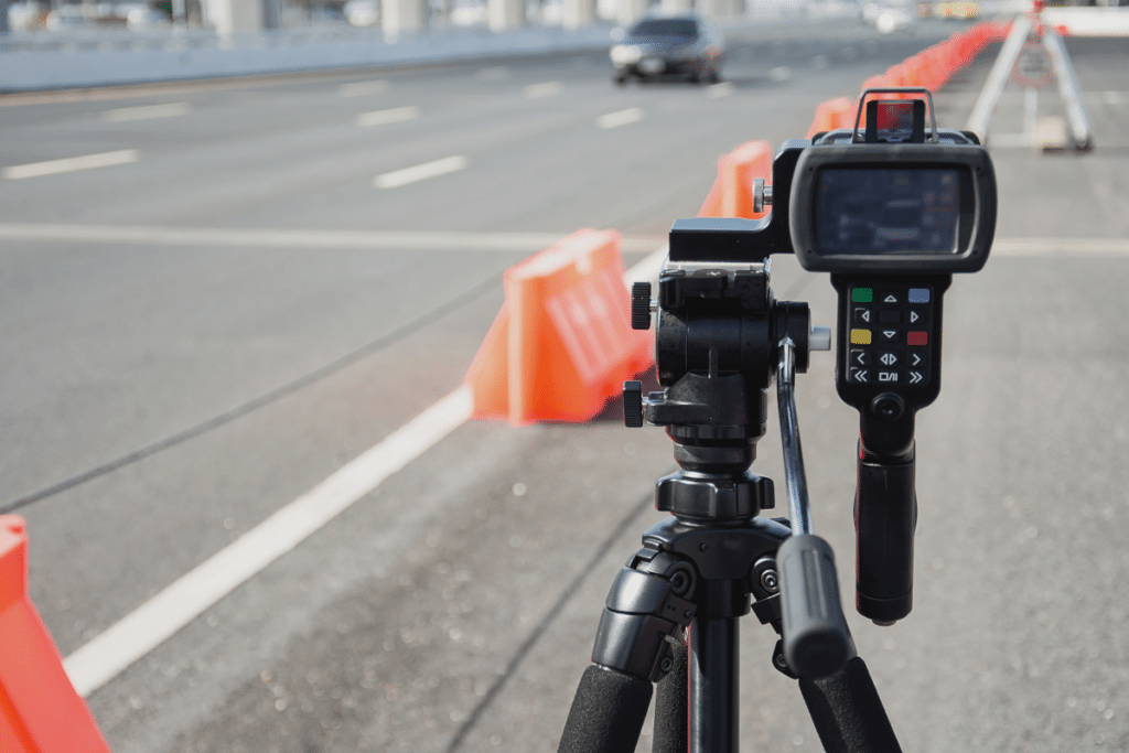 Der Verkehrsfunk informiert darüber, wo mobile Blitzer auf der A81 heute bzw. aktuell stehen. 