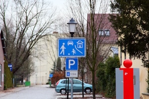 Ein weiteres Verkehrsschild auf dem Kinder speilen, weist einen verkehrsberuhigten Bereich aus.