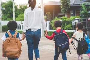 Ein Verkehrsschild, dass eine Mutter mit Kind zeigt, steht für einen Gehweg.