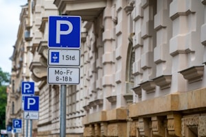 An diesem Verkehrszeichen erkennt man einen Parkplatz.