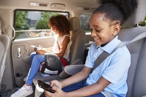 Ab wann eine Sitzerhöhung statt Kindersitz im Auto reicht, hängt von verschiedenen Faktoren ab