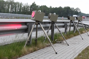 In der Umgebung von Stadtgebieten steht häufig ein mobiler Blitzer auf der A8